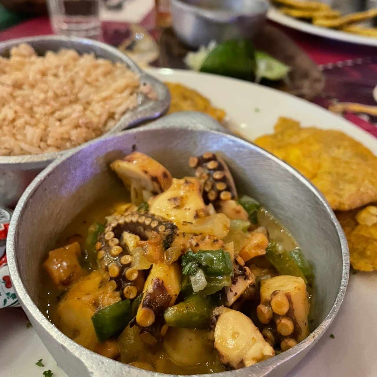 Pulpo con Arroz con Coco y Patacones