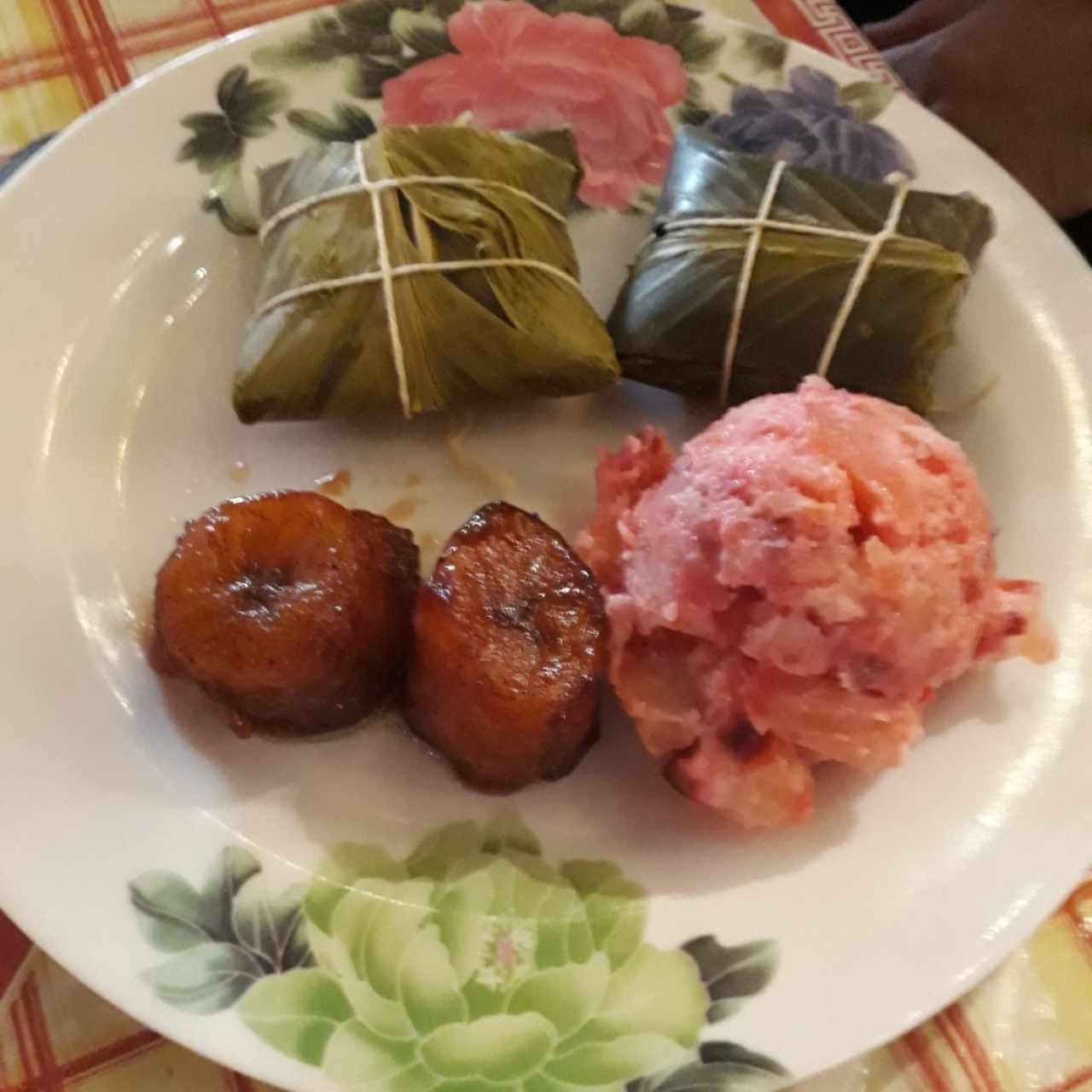 Ensalada, tamales, plátano en tentación 