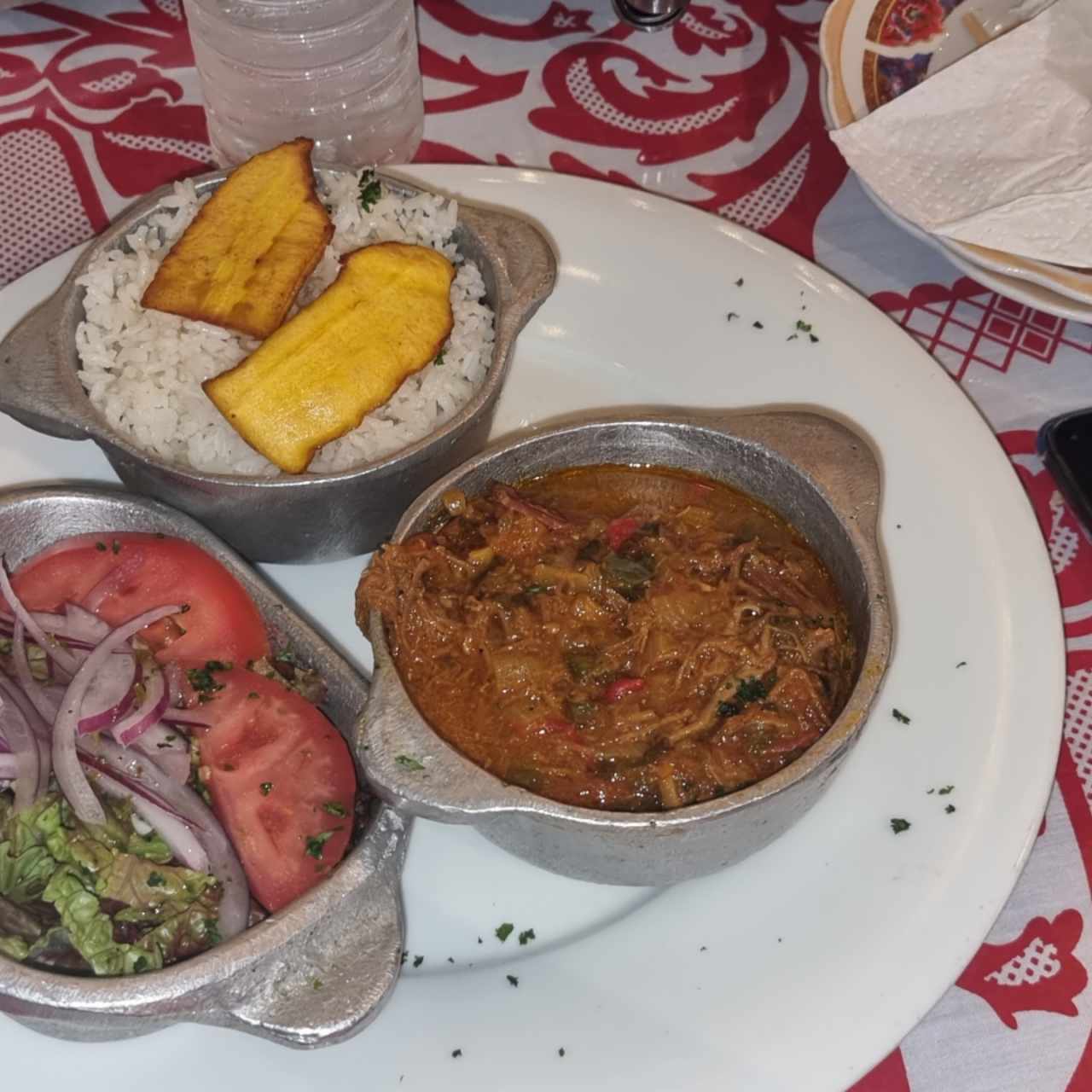 Ropa Vieja con arroz con coco y tajada