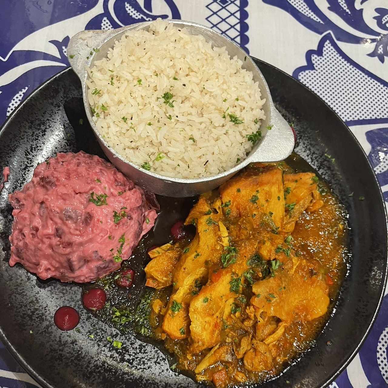 Lechona, con arroz con coco y ensalada de feria 