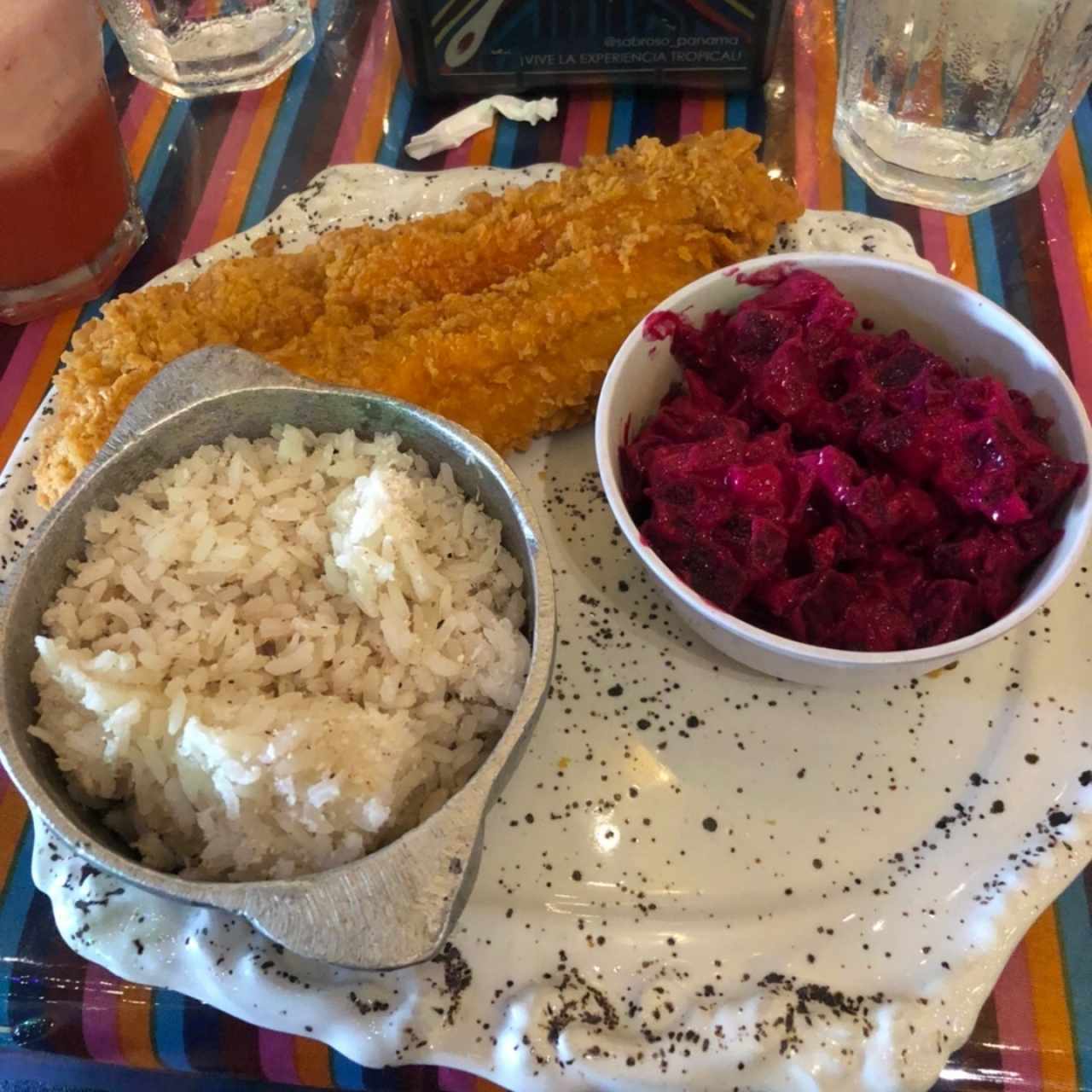 Filete de Corvina con arroz con coco y ensalada de feria