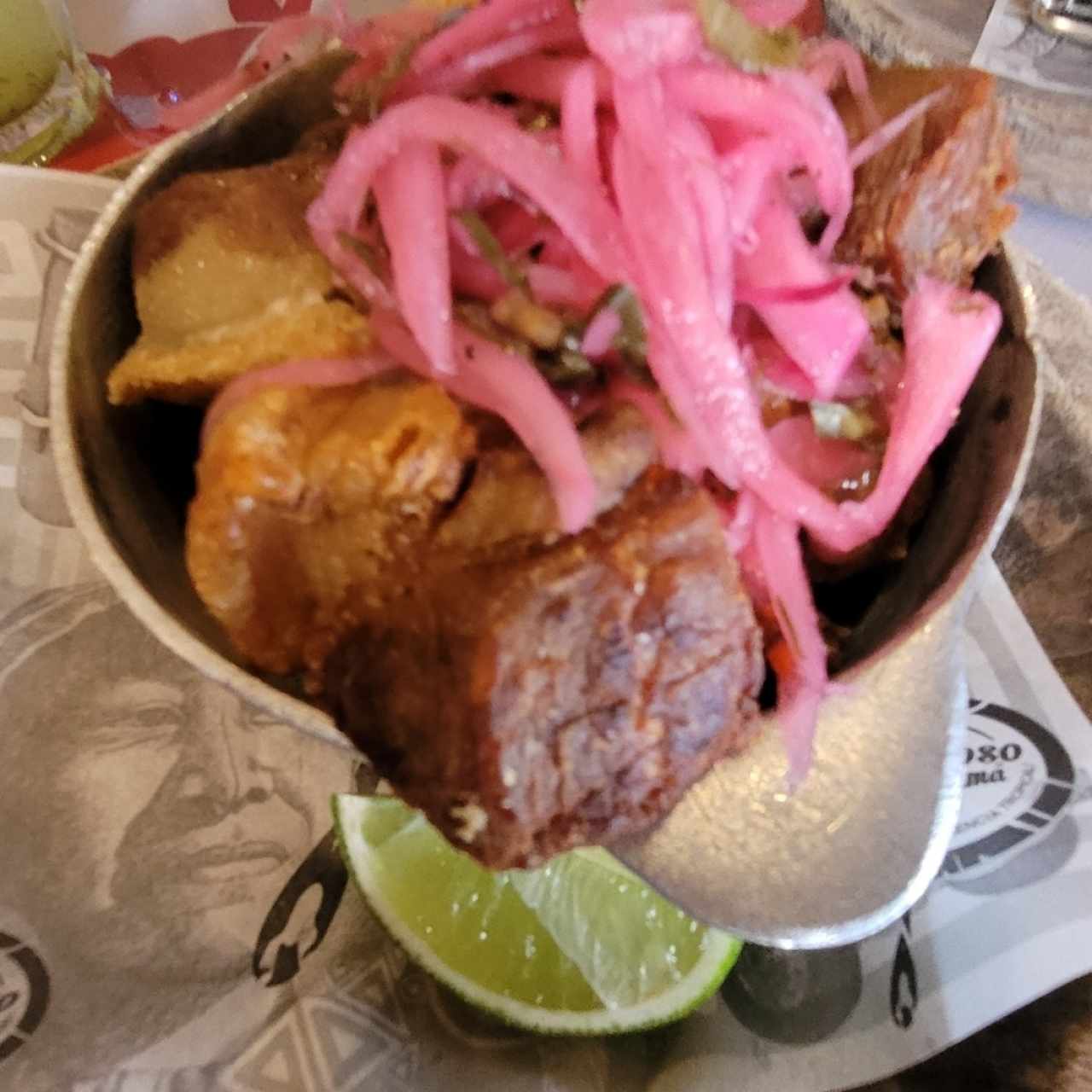 chicharrón con cebolla encurtidos 