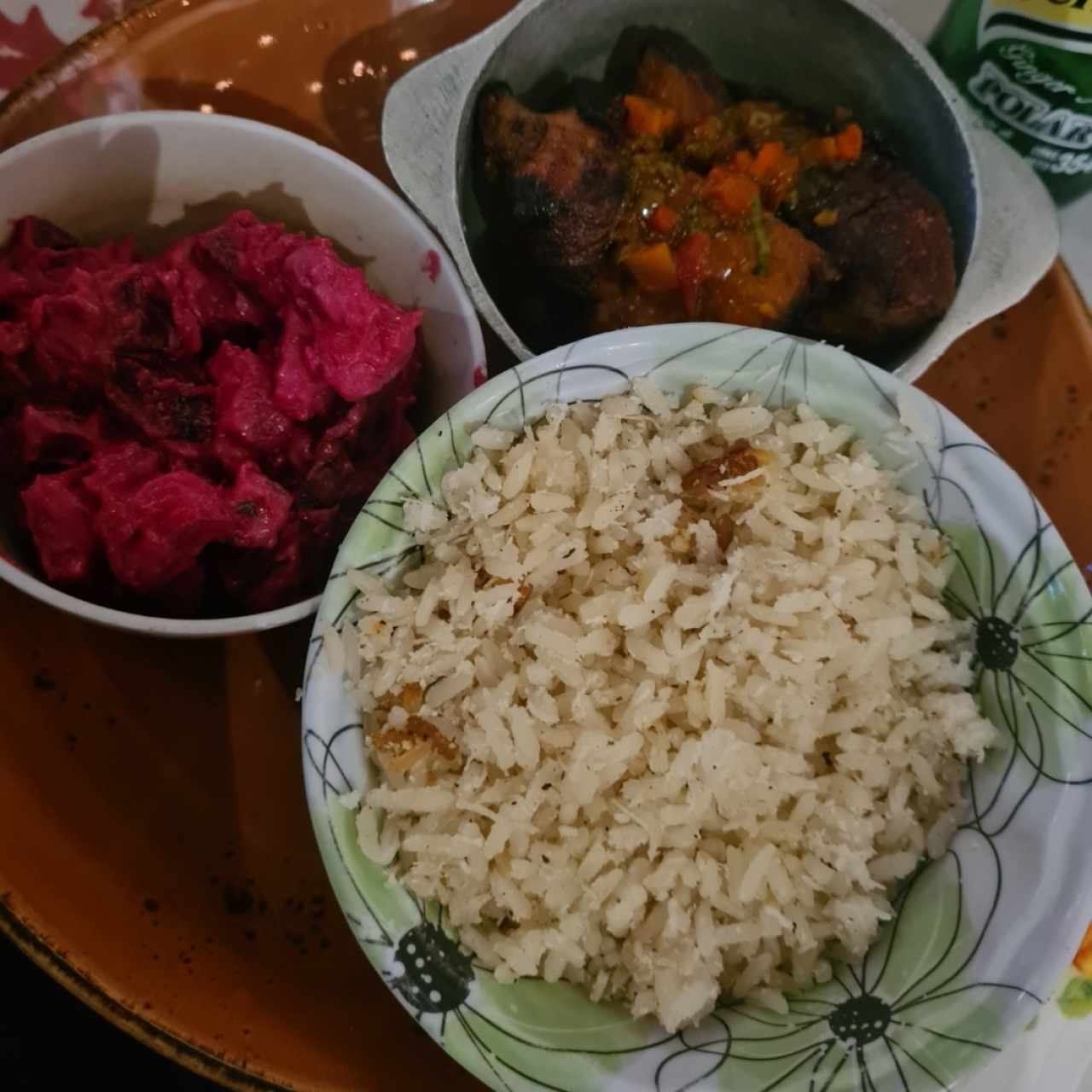 Lechona a la leña con arroz con coco y ensalada feria