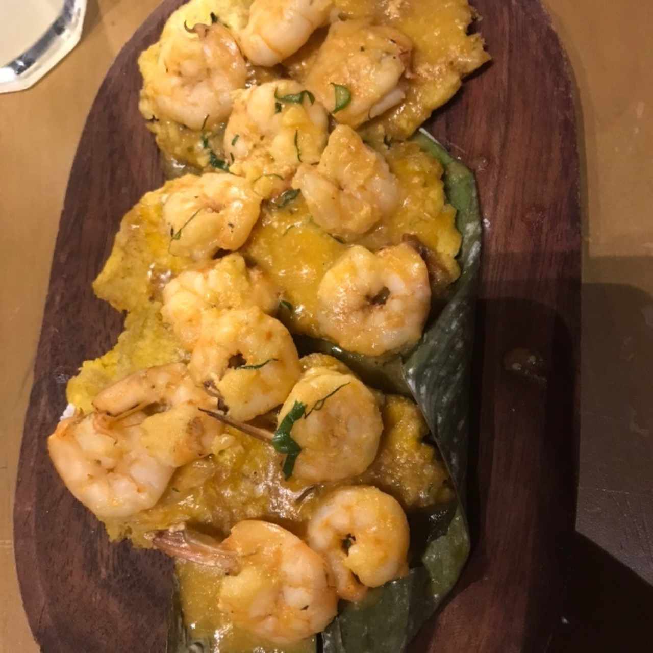 Camarones al Ajillo con Patacones