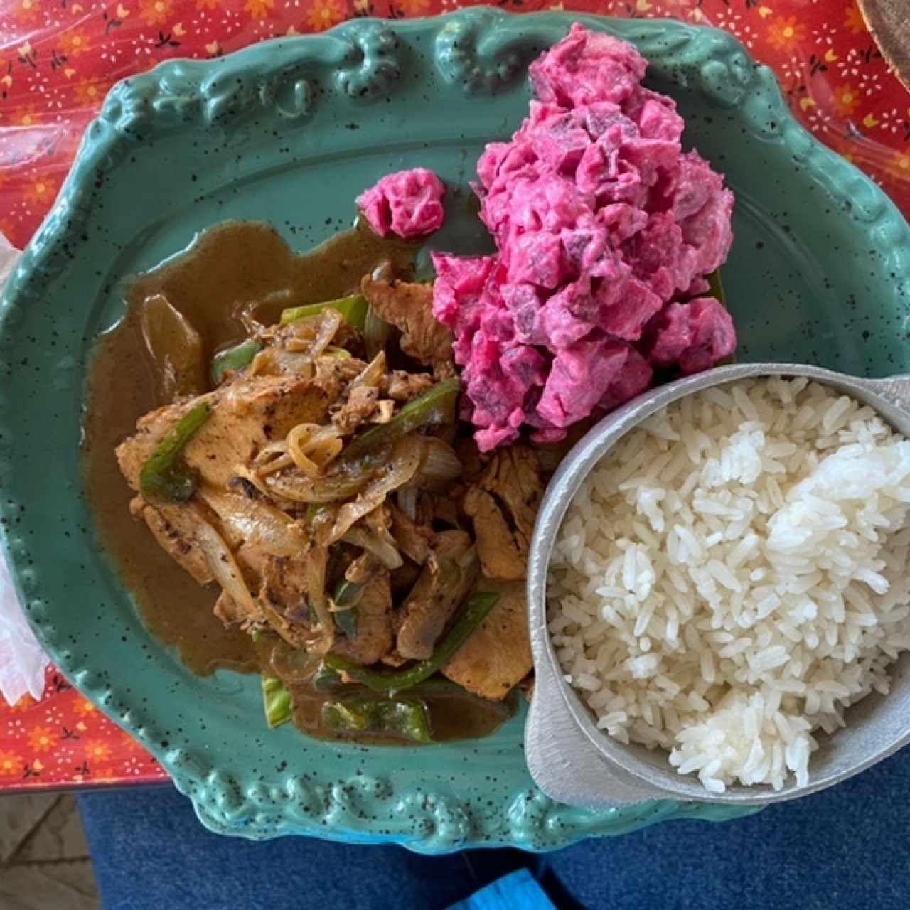 Lechona, Arroz blanco y ensalada de feria 