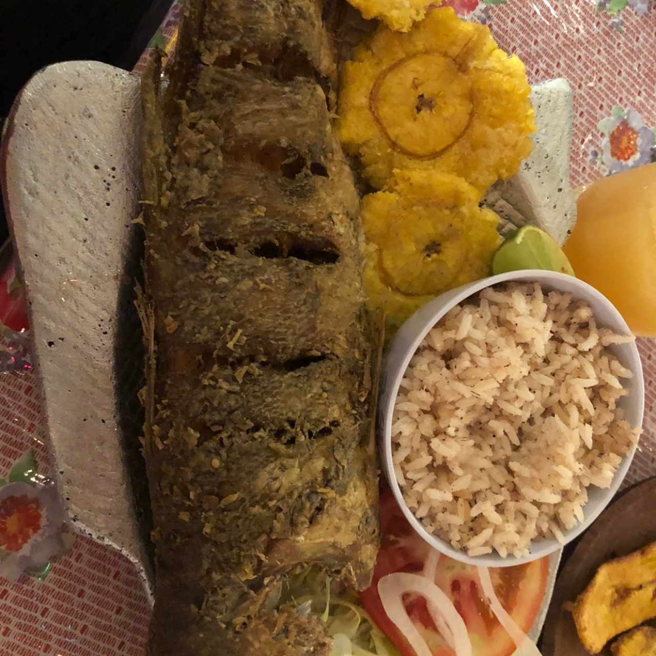 Pesca'o frito, Arroz con Coco, Patacón, Ensalada de Lechuga con Tomate