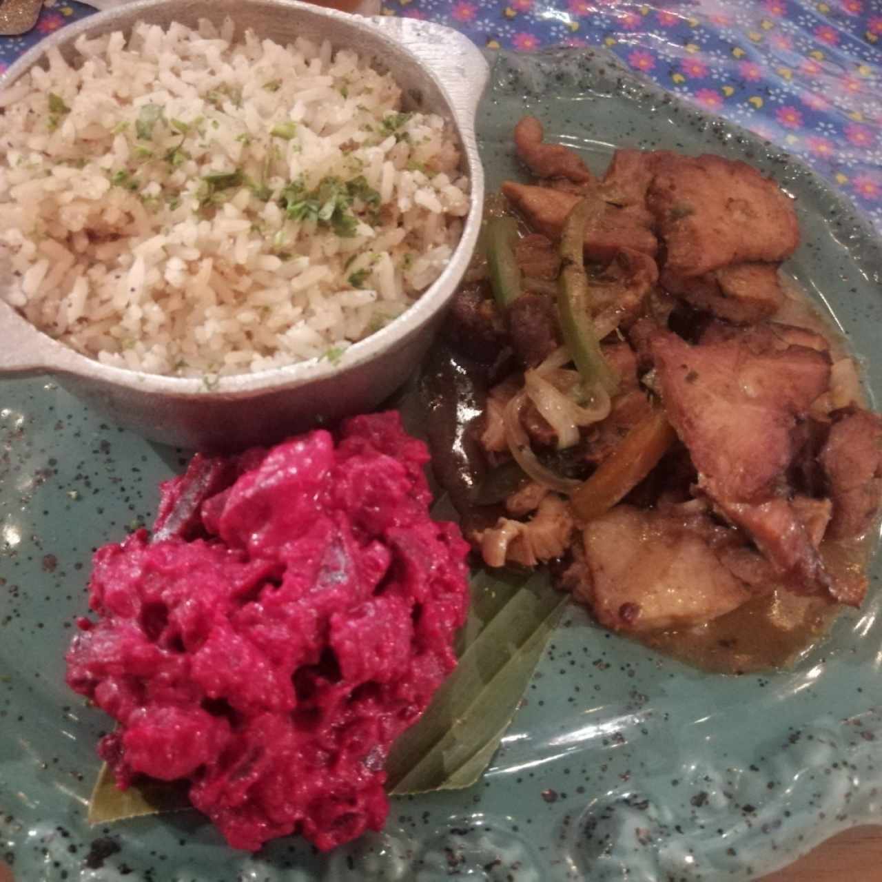 Lechona, arroz con coco y ensalada de feria