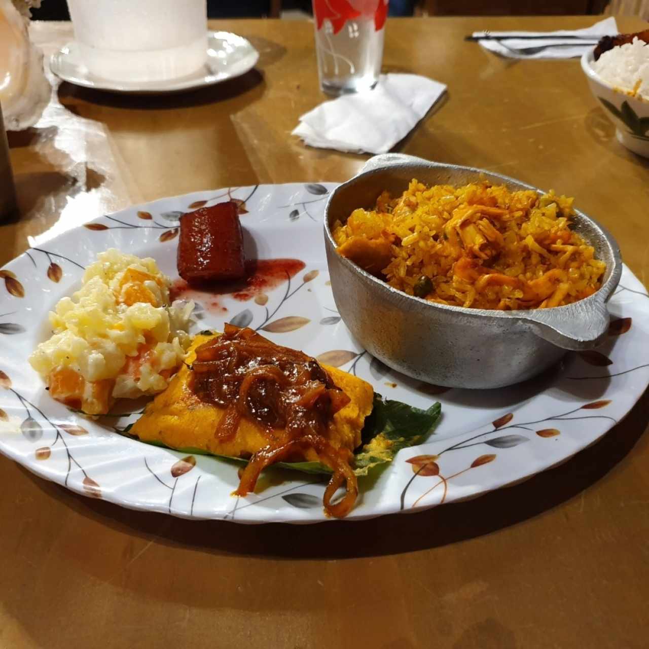 Arroz con Pollo, Plátano en Tentación, Tamalito, Ensalada de Feria