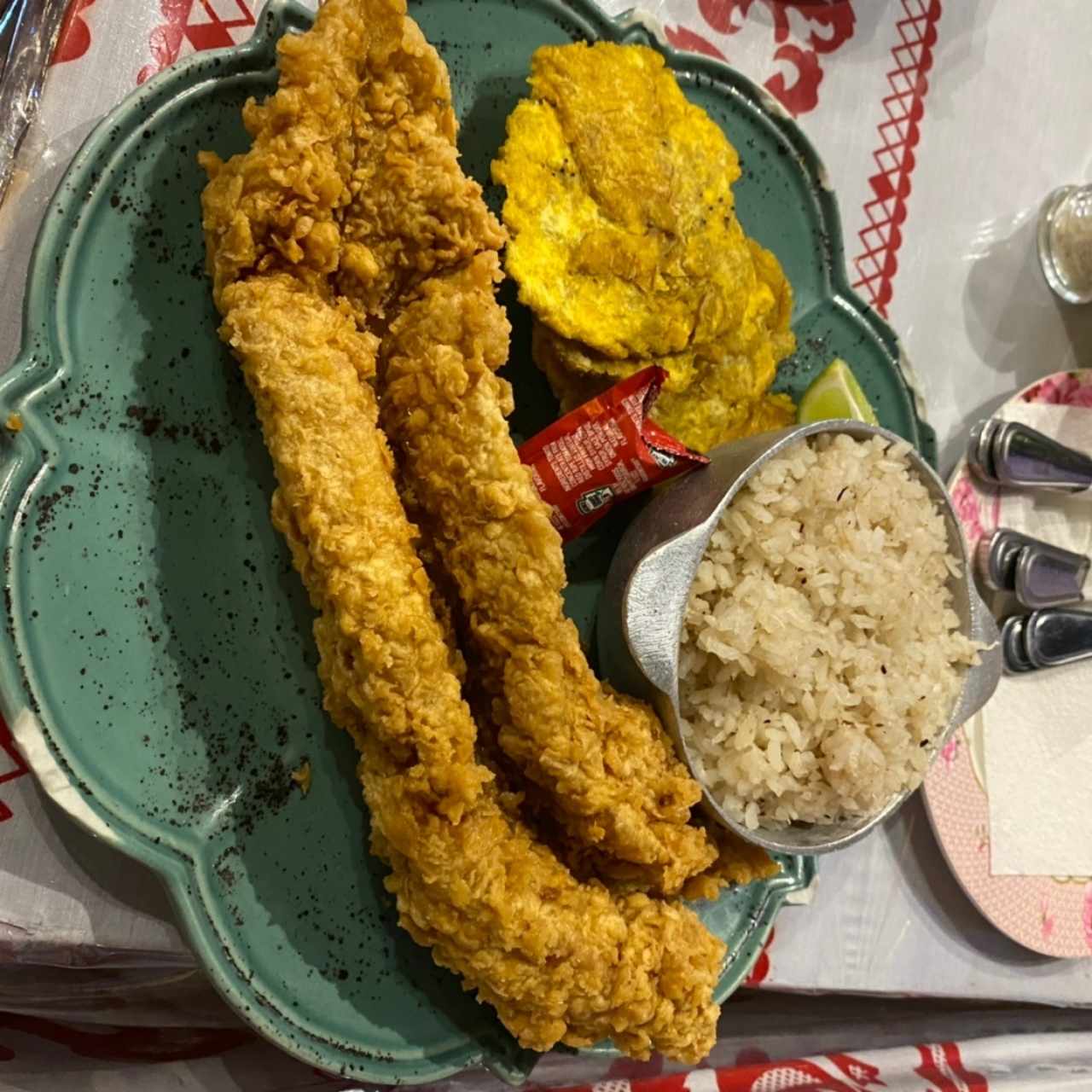 Filete de pescado con arroz con coco y patacones