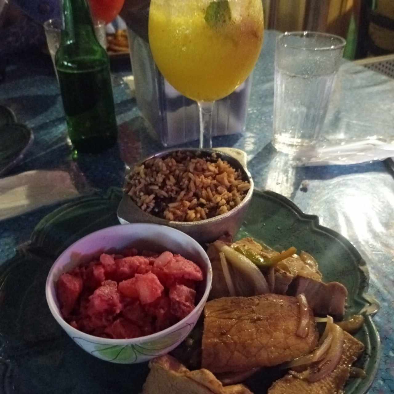 lechona a la leña, arroz con guandu, ensalada de feria y Margarita de maracuya. 