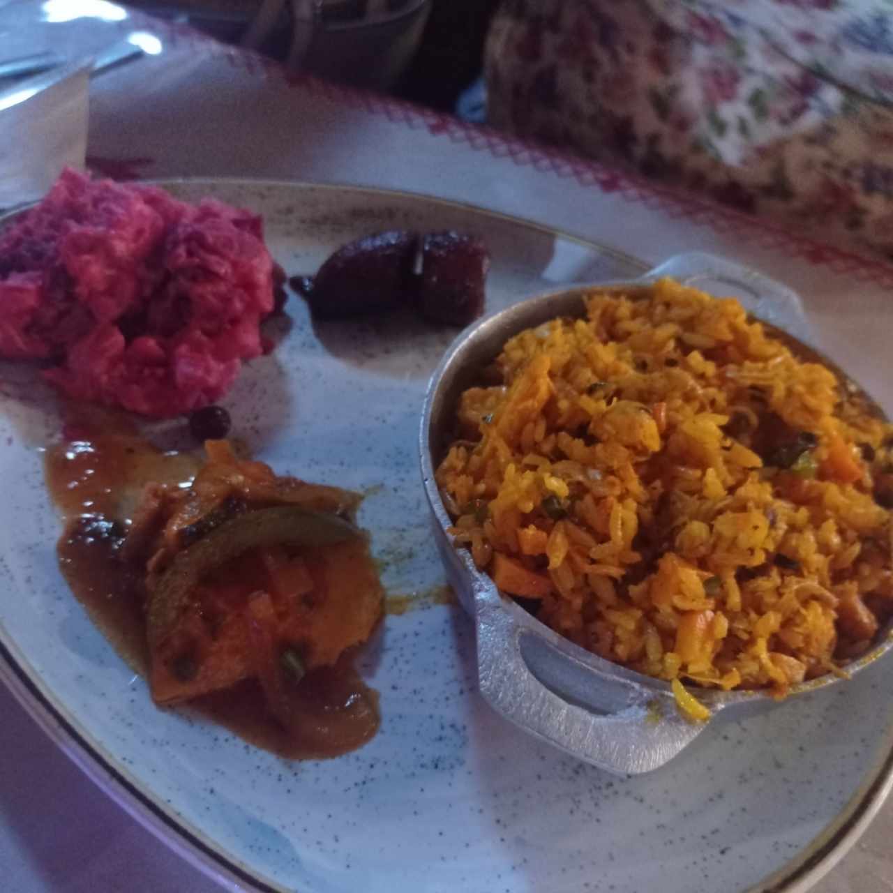 Arroz con Pollo, Plátano en Tentación, Tamalito, Ensalada de Feria