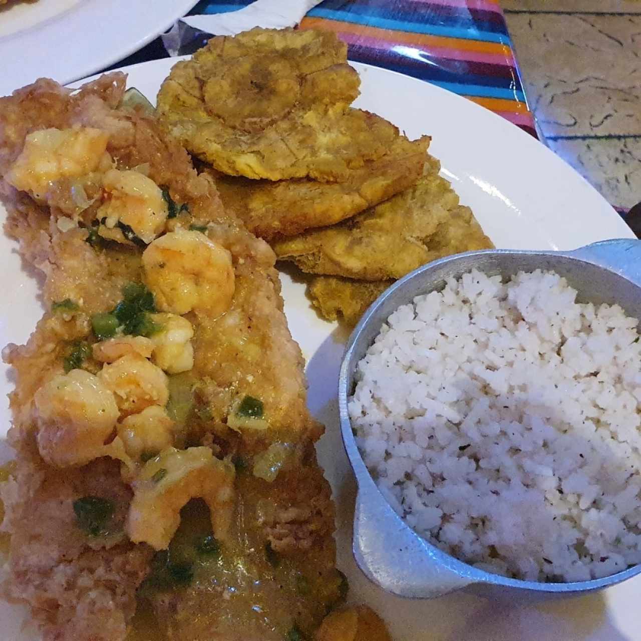 Pescado coronado con camarones