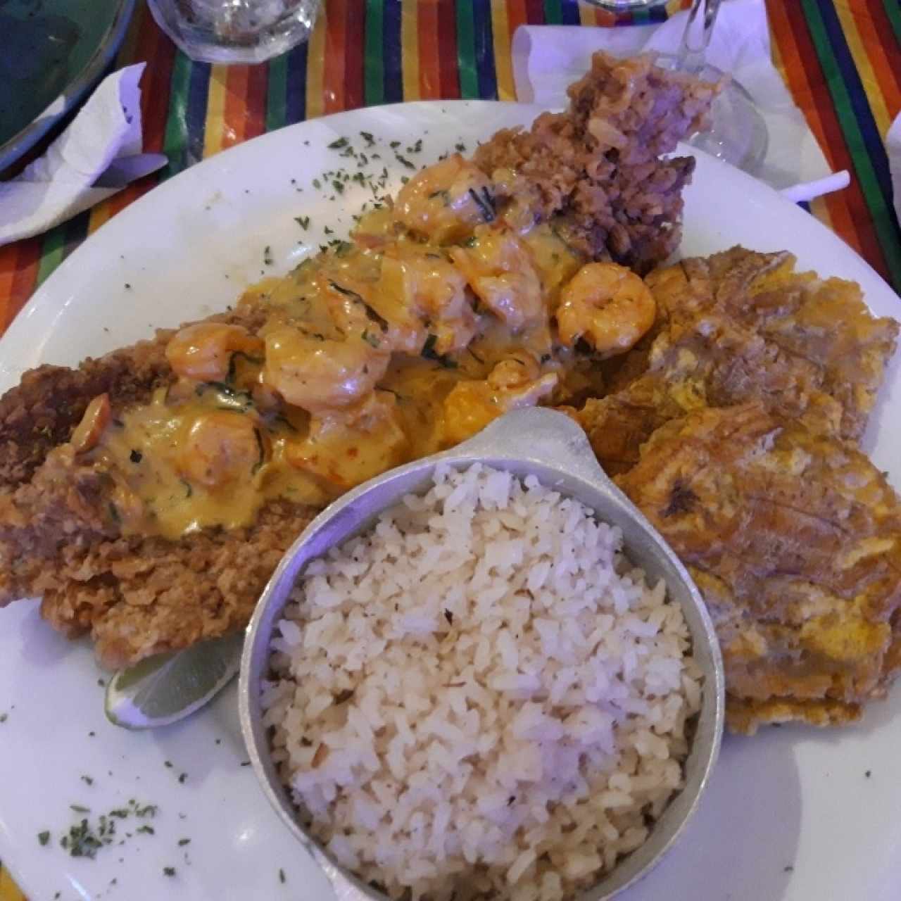 pescado frito con camarones 