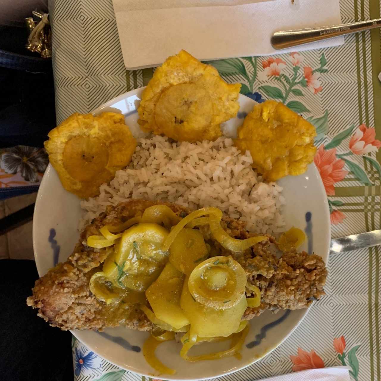 pescao frito, arros con coco y patacones