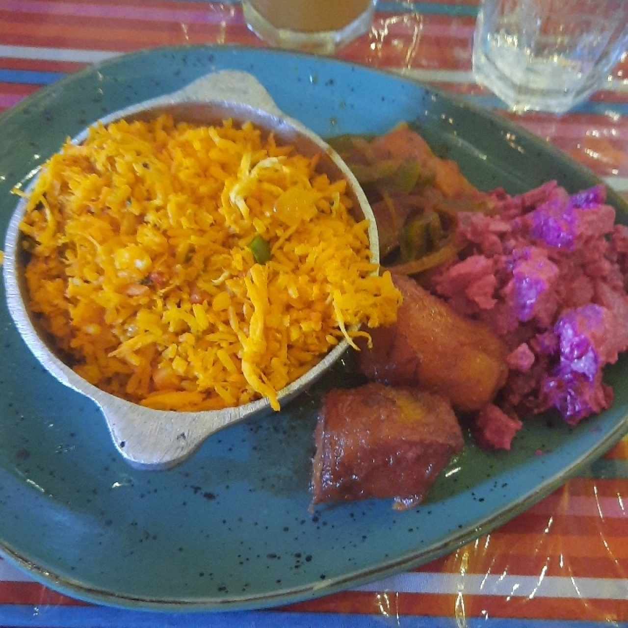 Arroz con Pollo, Plátano en Tentación, Tamalito, Ensalada de Feria