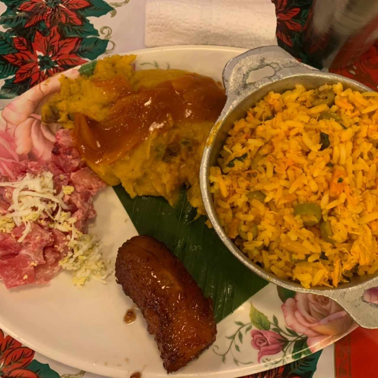 Arroz con Pollo, Plátano en Tentación, Tamalito, Ensalada de Feria