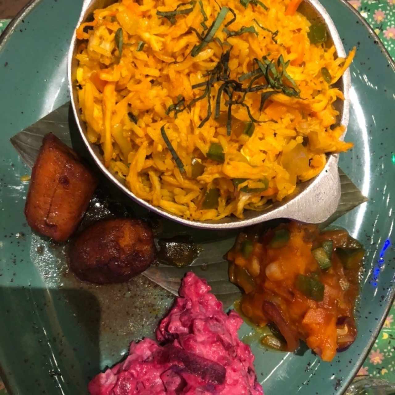 Arroz con Pollo, Plátano en Tentación, Tamalito, Ensalada de Feria