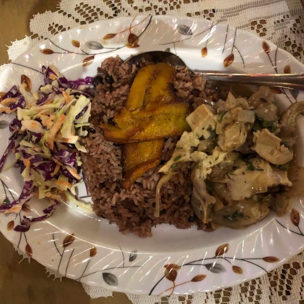 Lechona, Arroz con Guandú, Ensalada de Repollo, Tajada