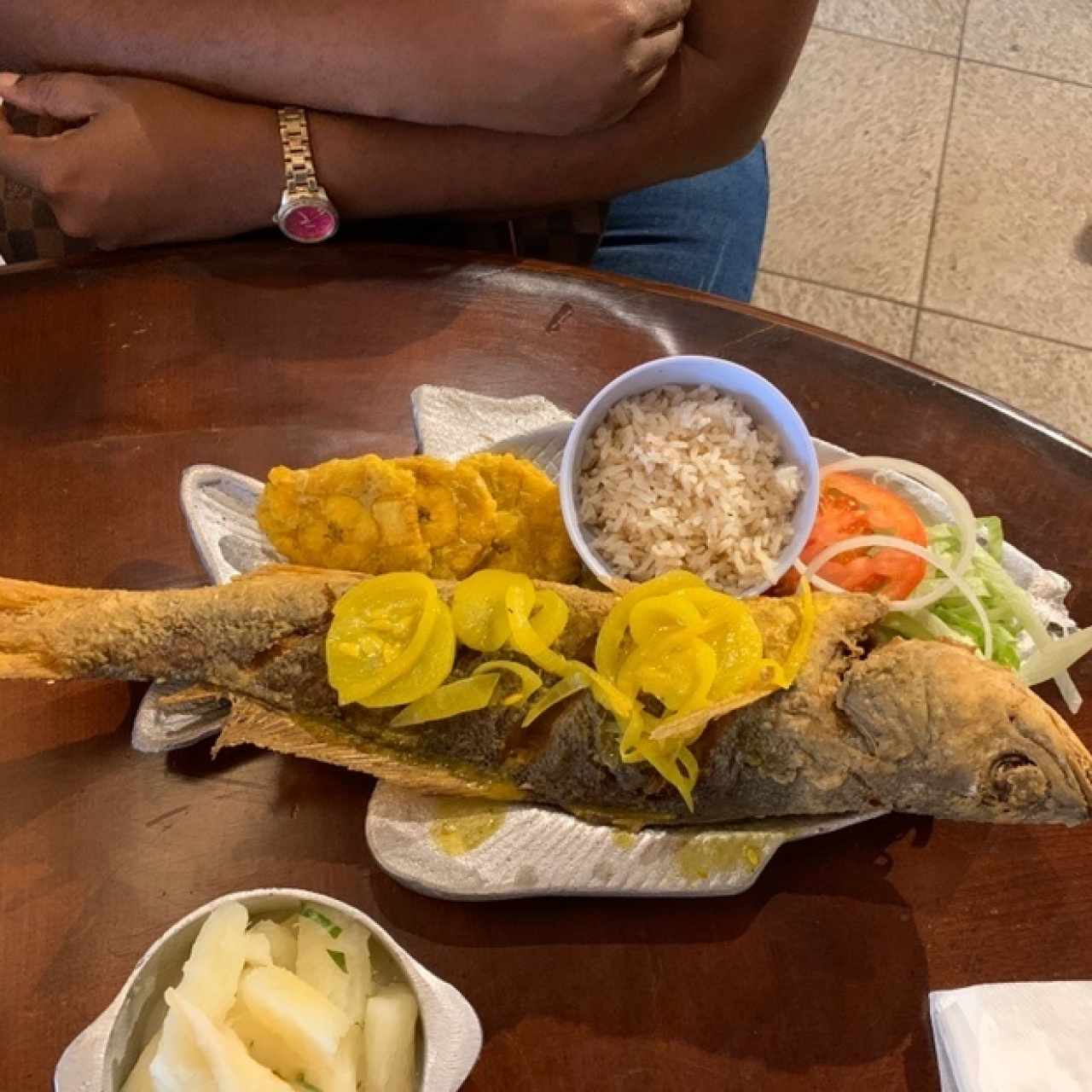 Pesca'o frito, Arroz con Coco, Patacón, Ensalada de Lechuga con Tomate