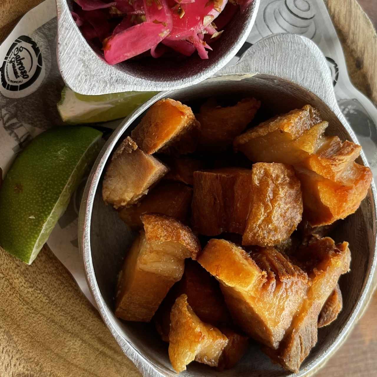 Pork Belly Crocante con Cebolla Encurtida