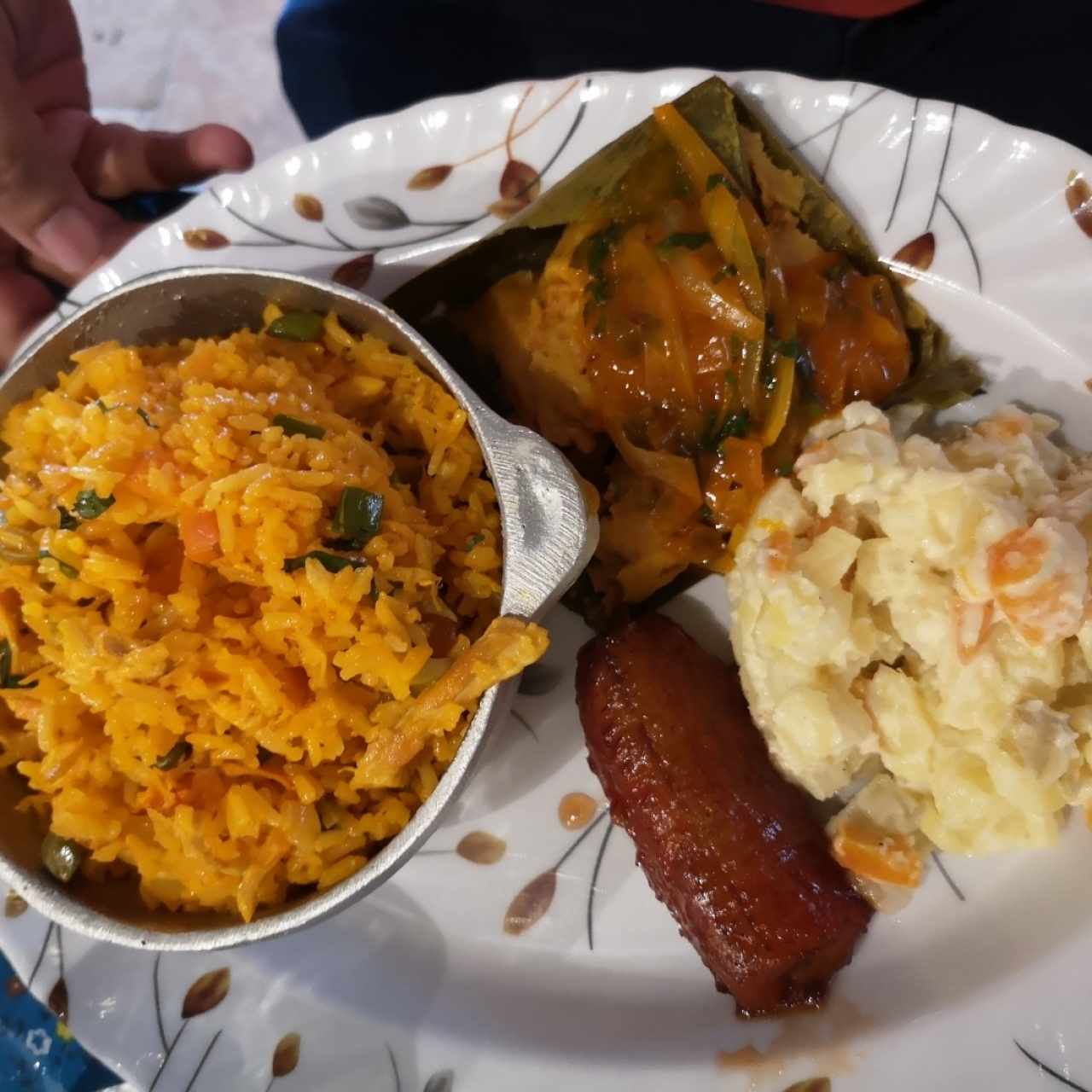 Arroz con Pollo, Plátano en Tentación, Tamalito, Ensalada de Feria