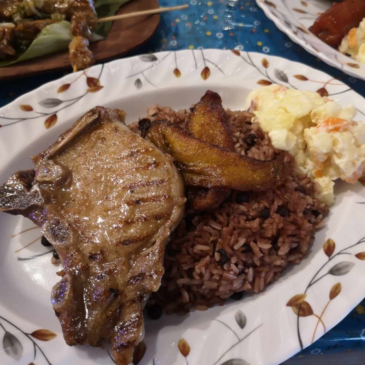 Chuletón, Arroz con Guandú, Tajada y Ensalada de Repollo