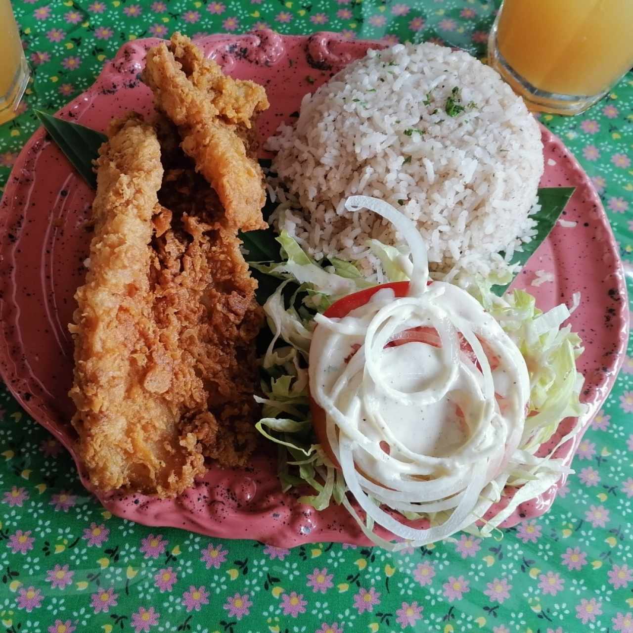 Filete de pescado frito, Arroz con Coco, Ensalada de Lechuga con Tomate