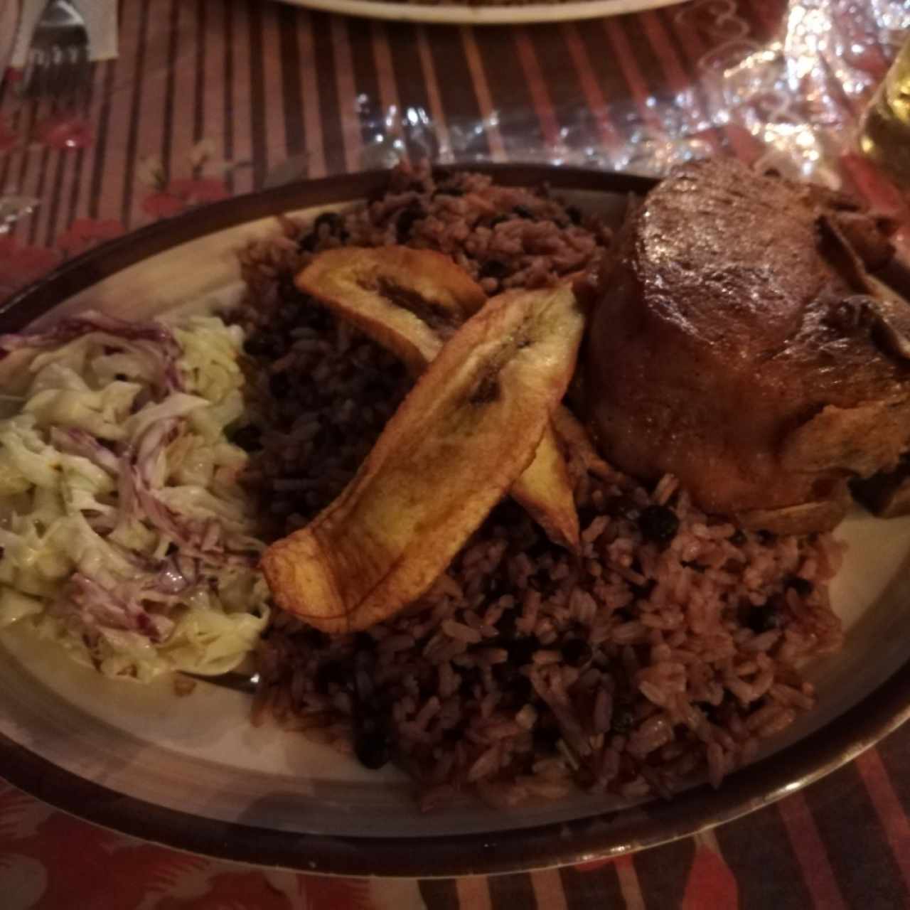 Chuletón, Arroz con Guandú, Tajada y Ensalada de Repollo