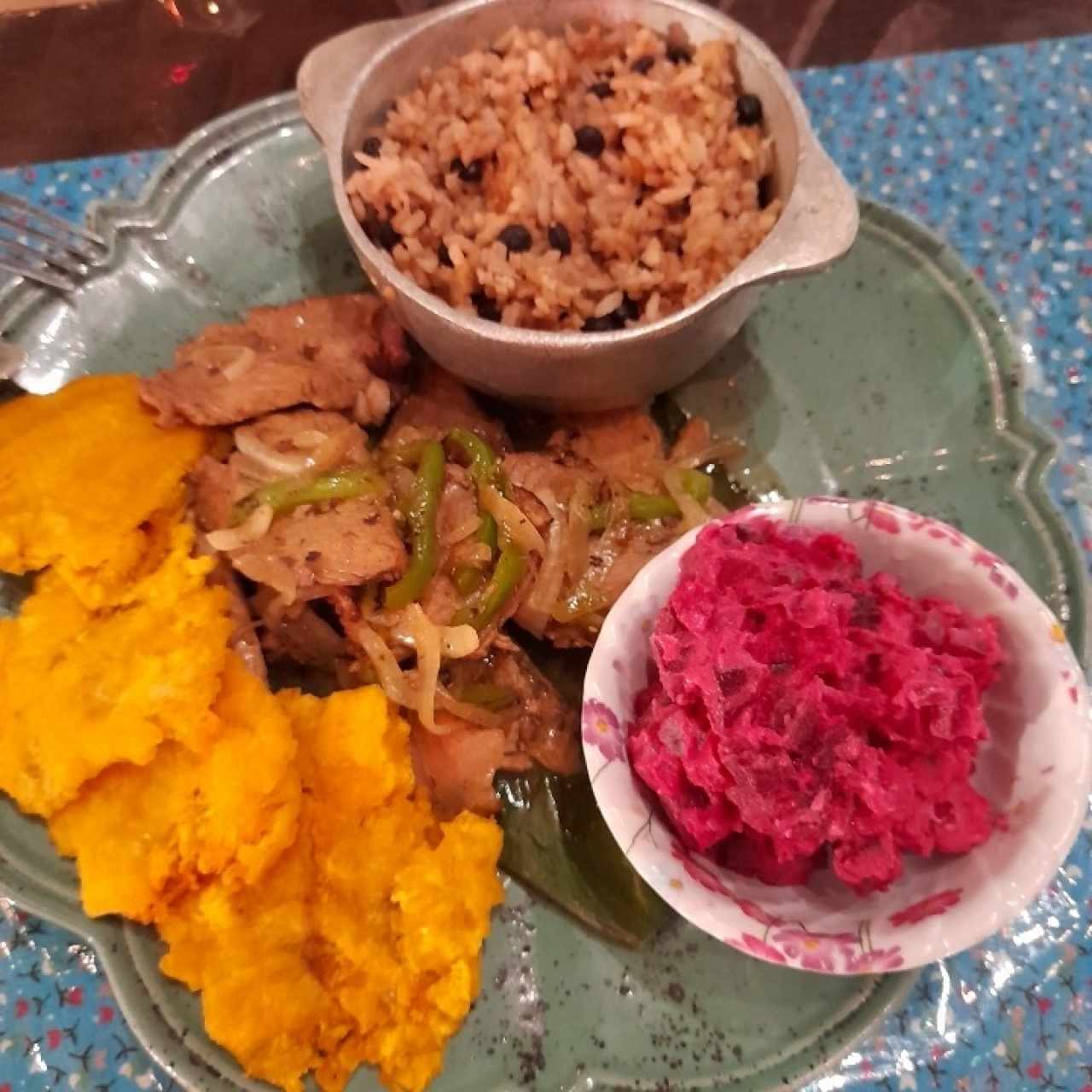 Lechona, Arroz con Guandú, Ensalada de papa