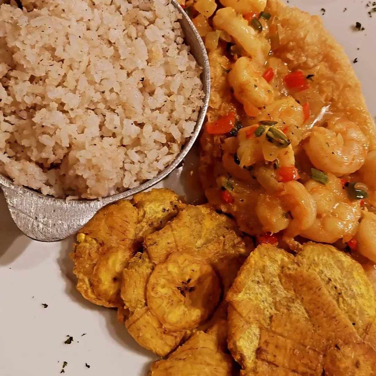 Corvina con Camarones arroz con coco