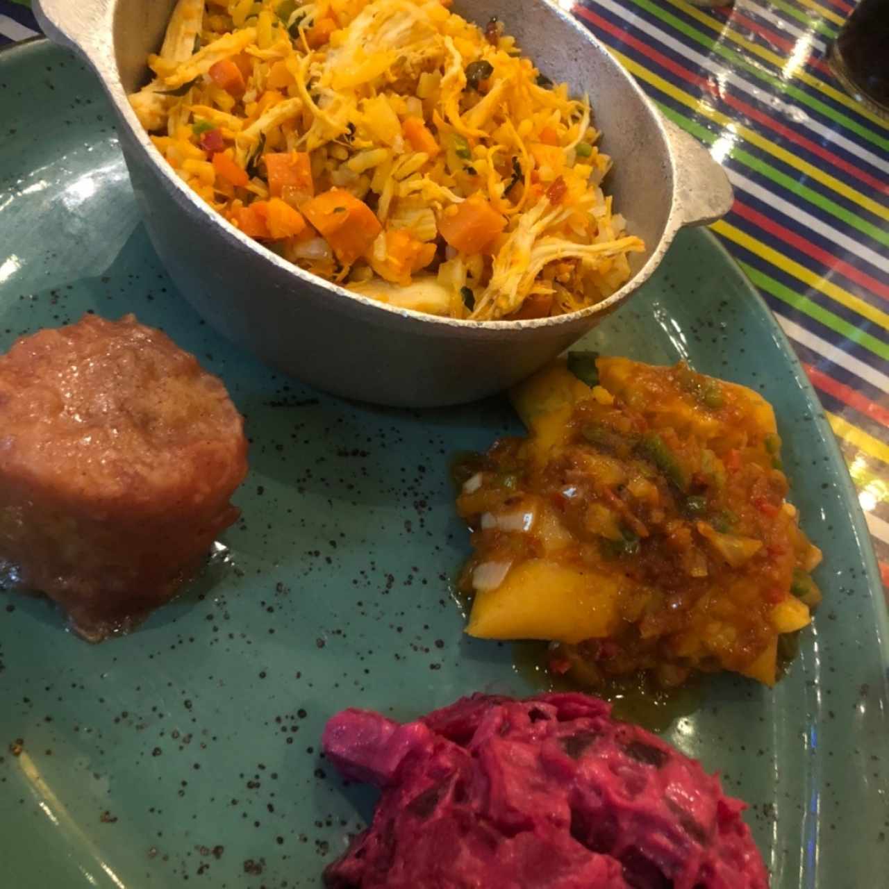 Arroz con Pollo, tamal, ensalada de feria y platano en tentación.