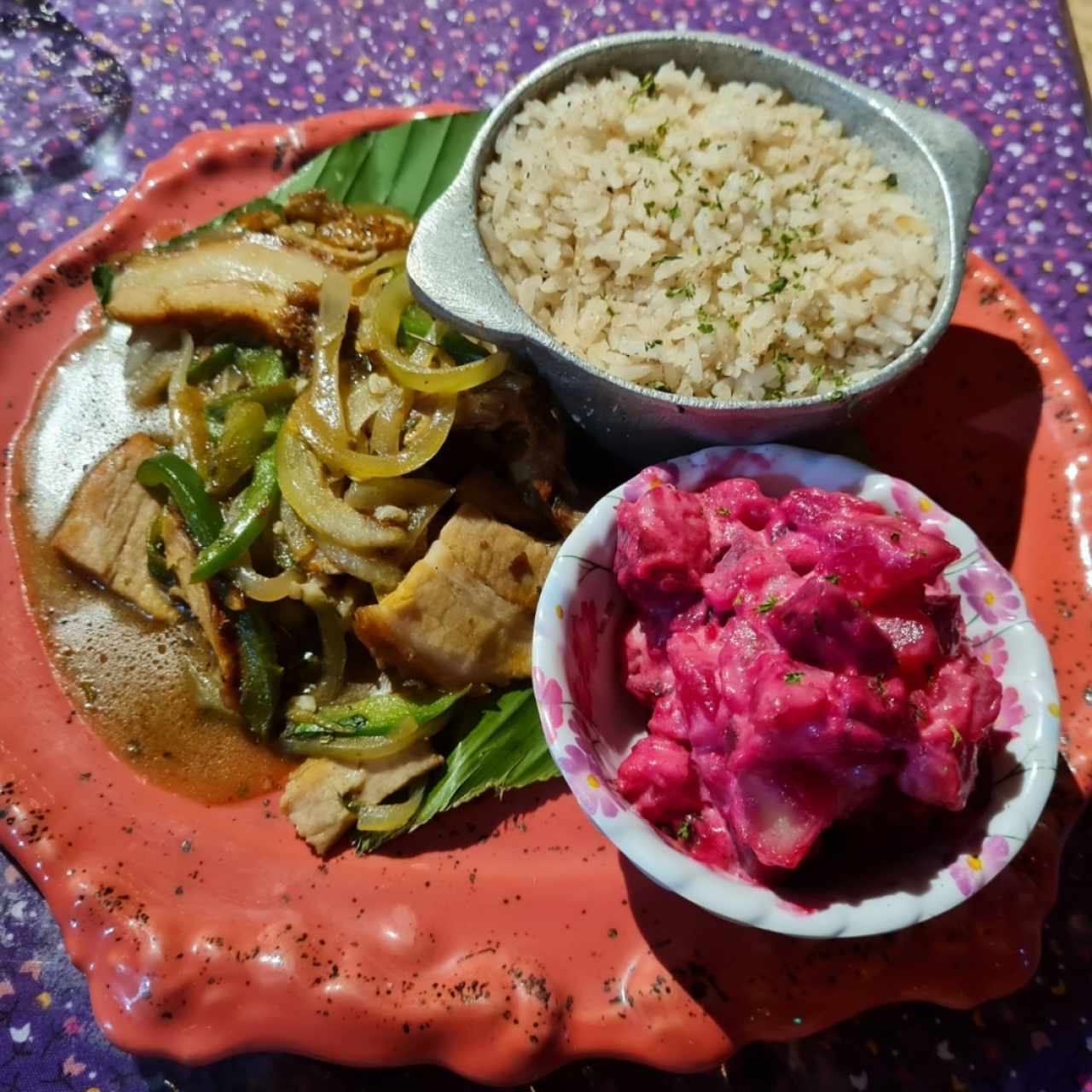 Lechona con arroz con coco y ensalada de feria