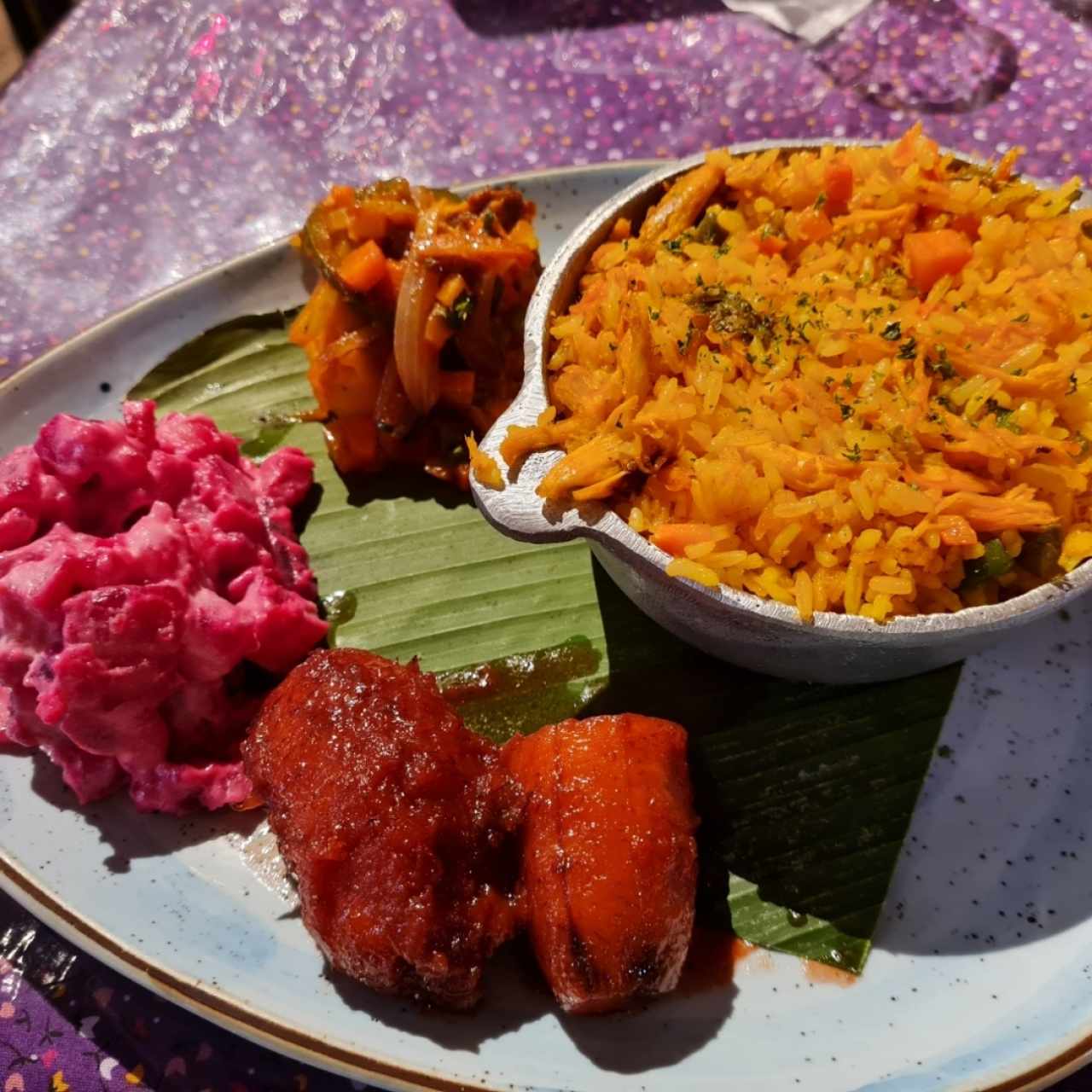 Arroz con Pollo, Plátano en Tentación, Tamalito, Ensalada de Feria