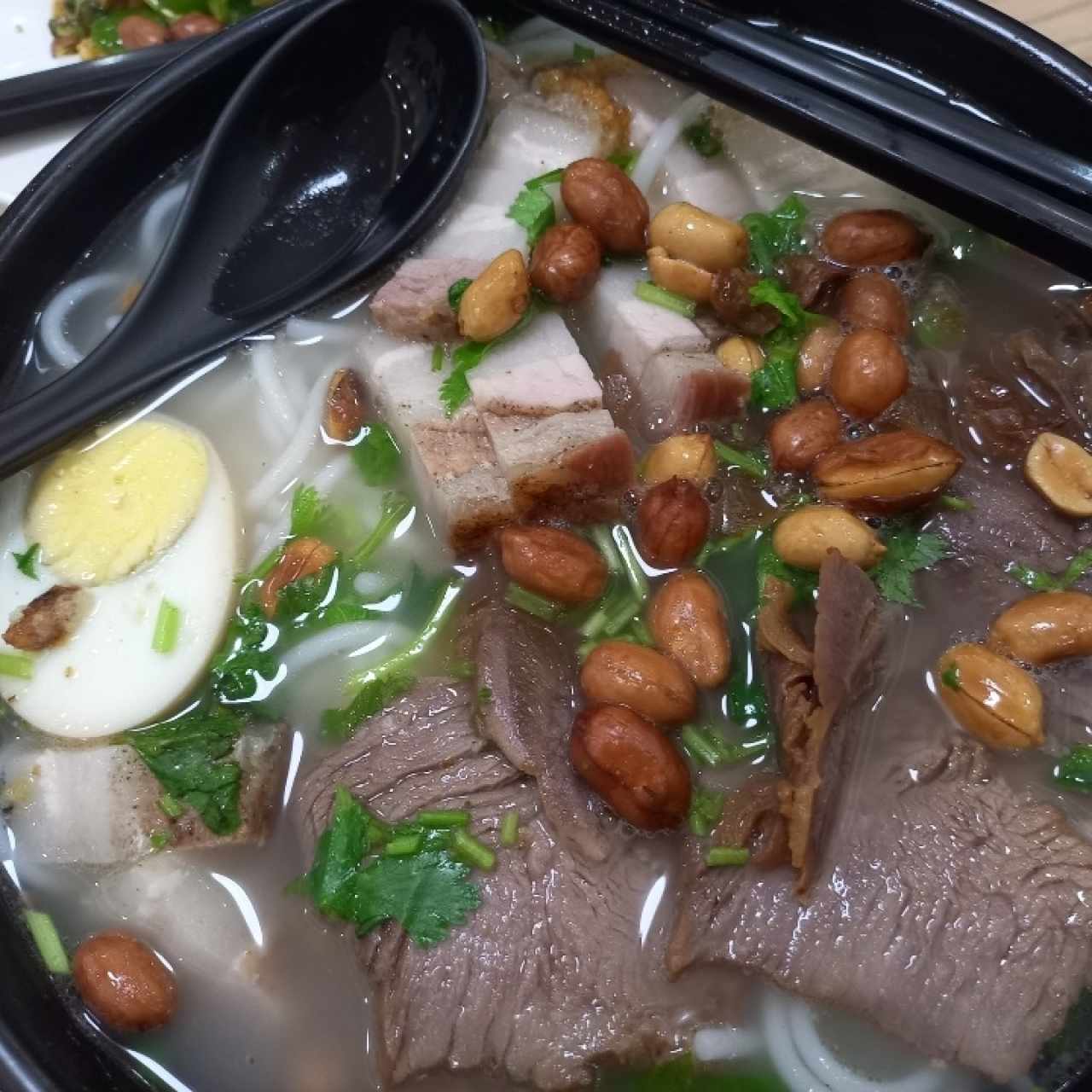 sopa de puerco y carne con meifun