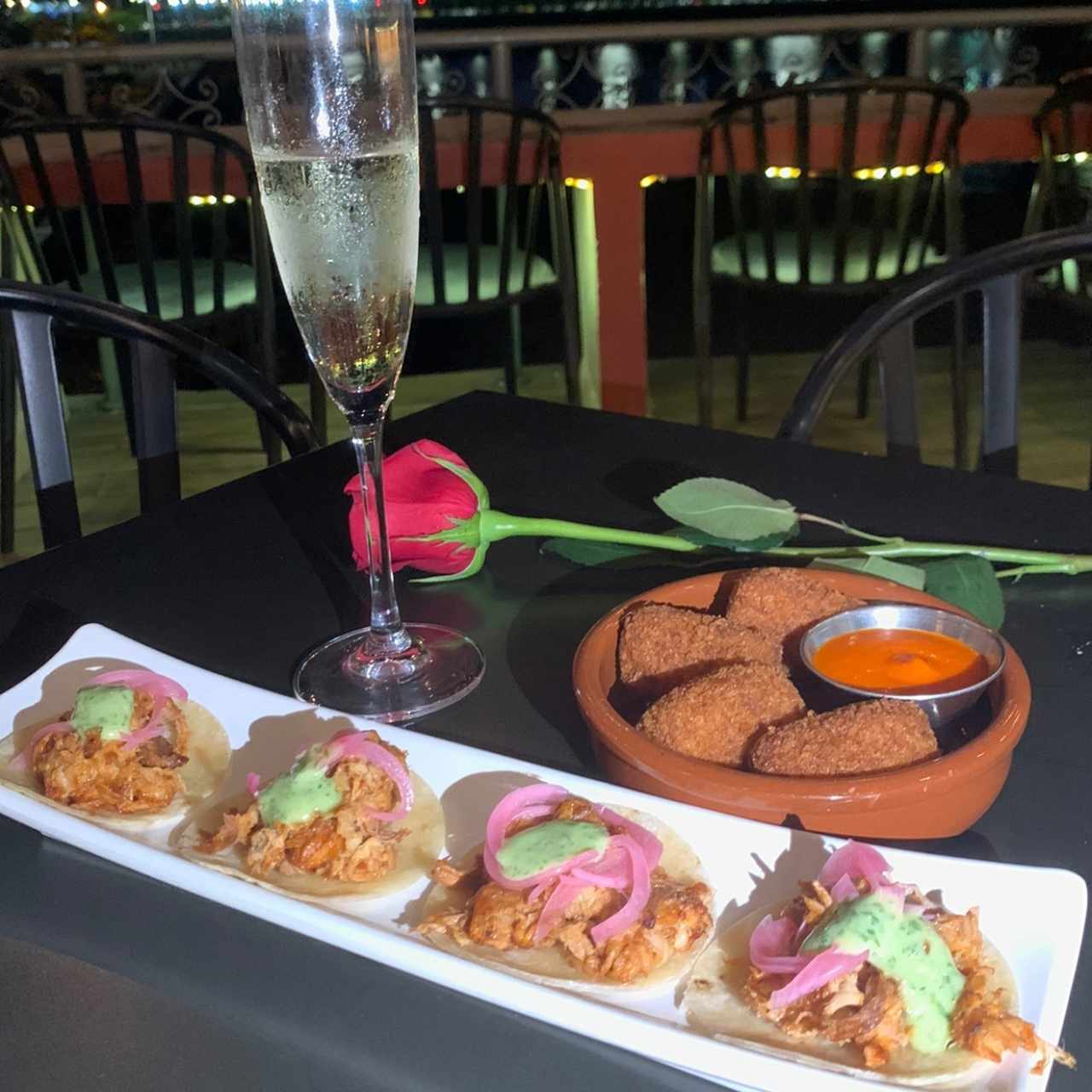 croquetas de jamon serrano y taquitos de cochinillo