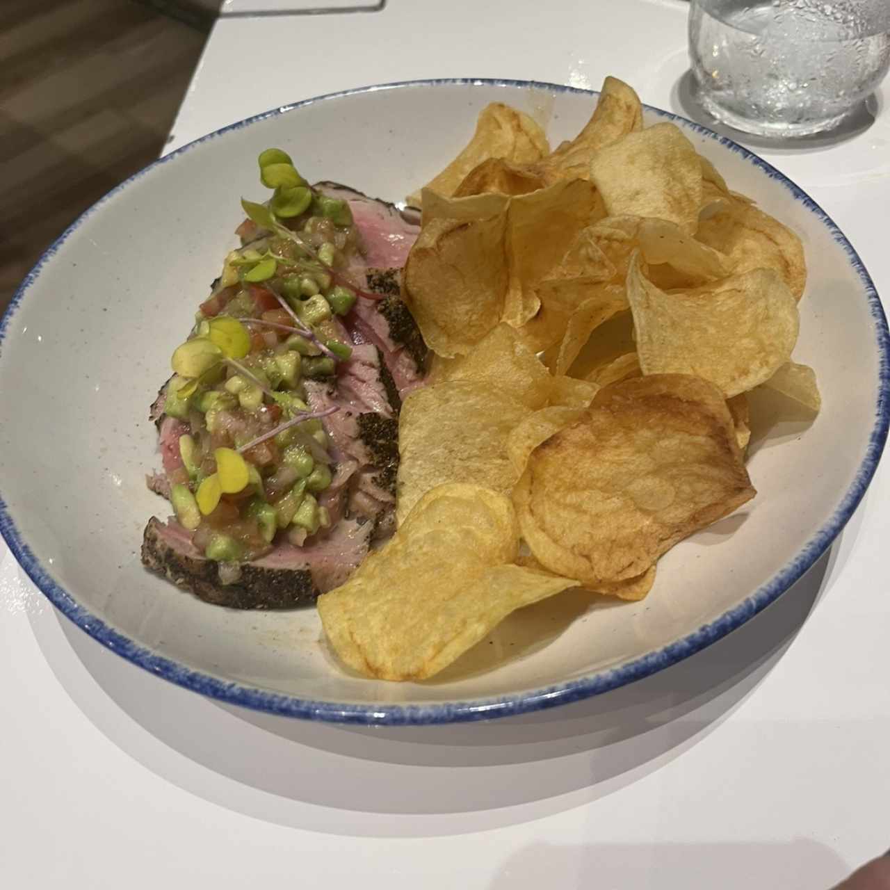 Atún con Costra de Pimientas y Salsa Cruda de Aguacate con Piña