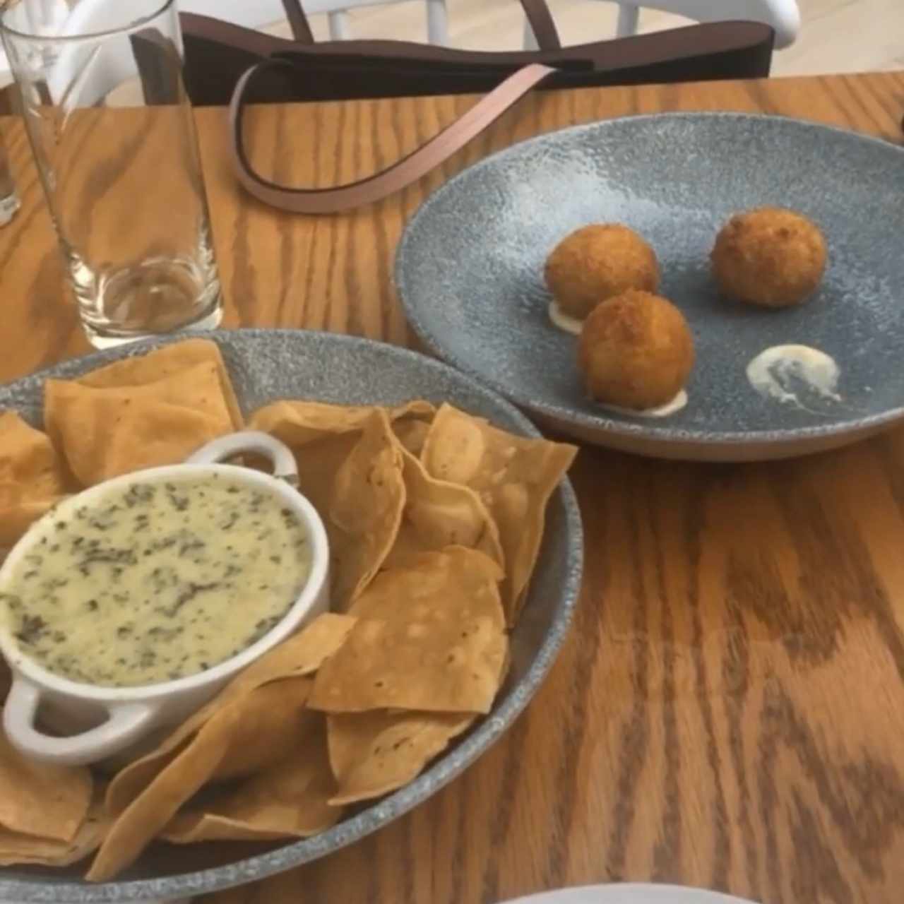 dip de espinacas y croquetas de jamon serrano