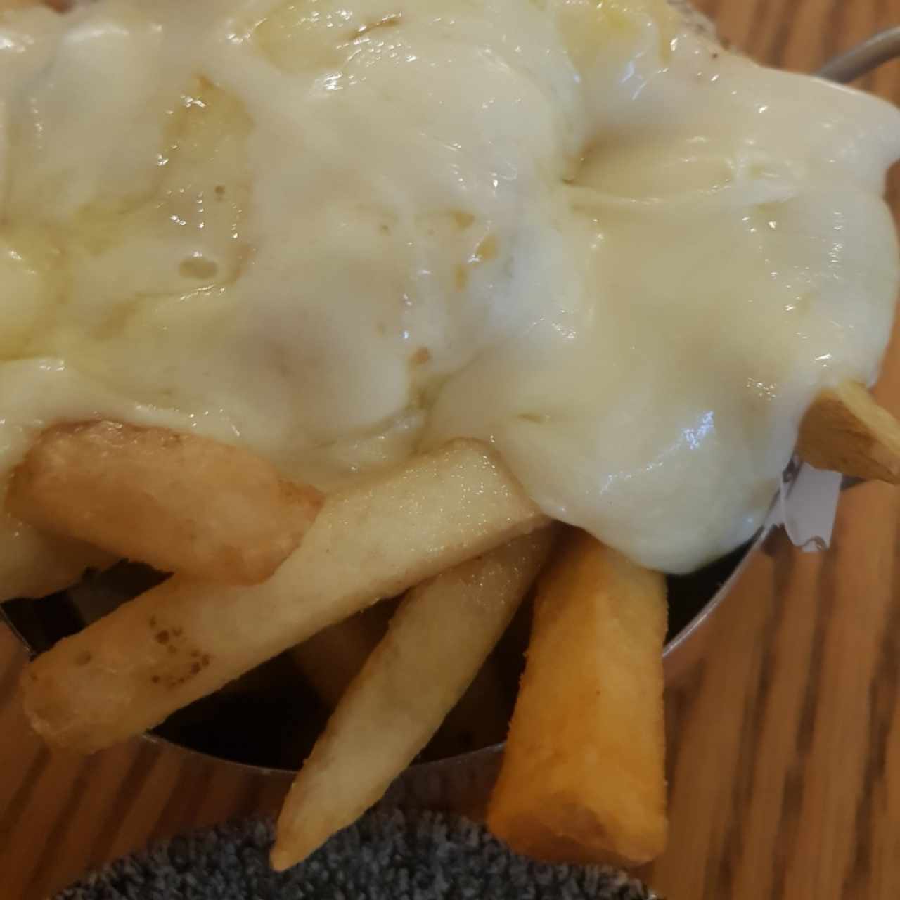 papas trufadas con queso derretido