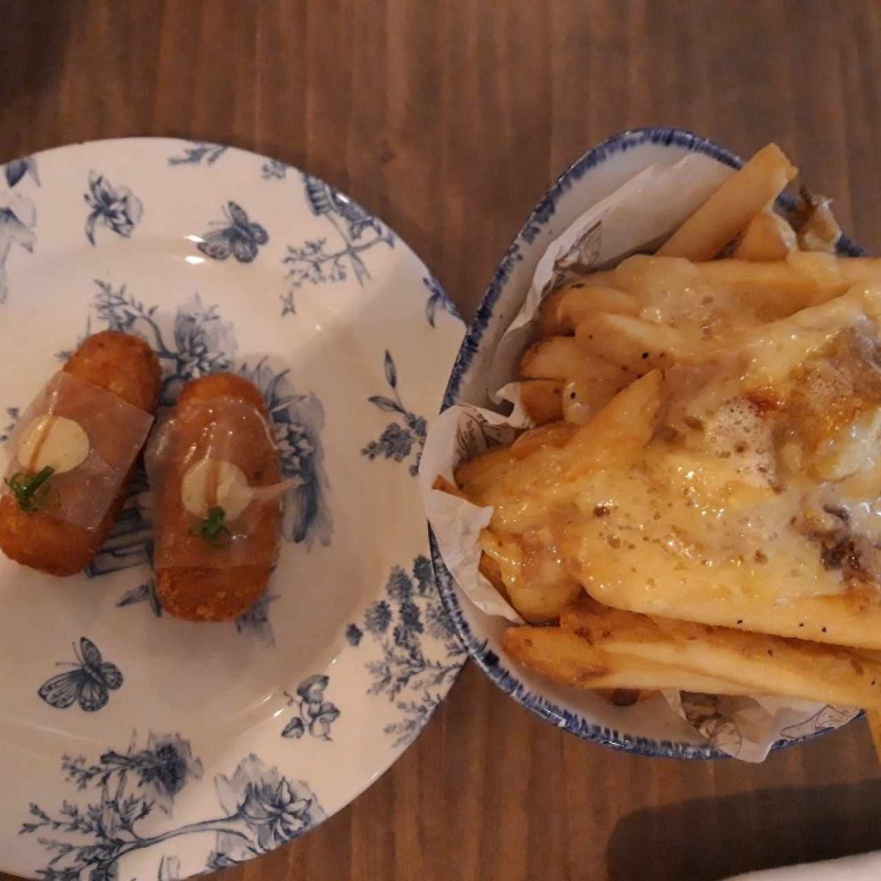 Croquetas de chorizo y papas con queso brie.