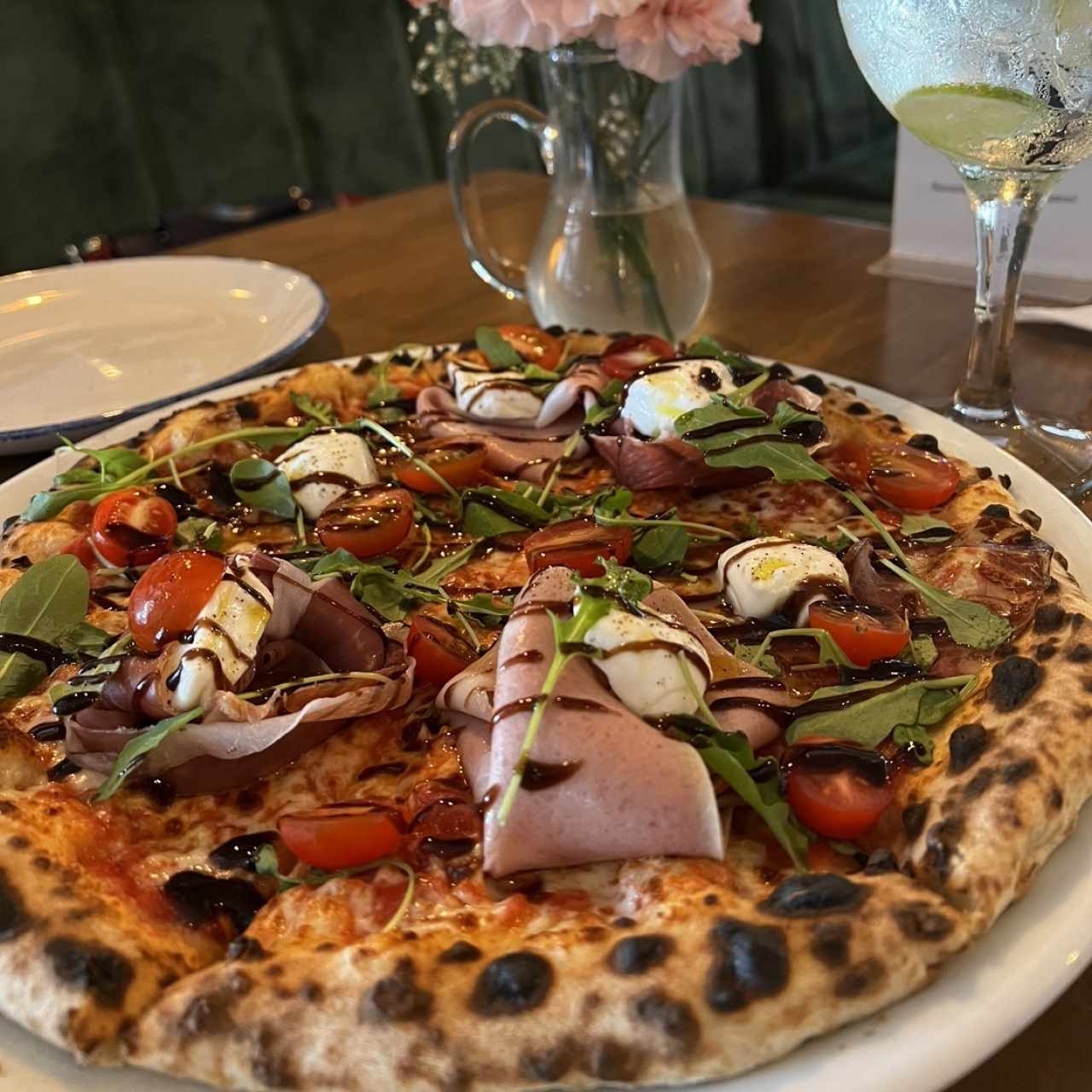 𝐏𝐈𝐙𝐙𝐀! Prosciutto, coppa y mortadela, Tomates San Marzanos, Mozzarella fior di Latte, Baby Rugula, Mortadella, Copa, Prosciutto di Parma, Bocconcinis, Reducción Balsamico.