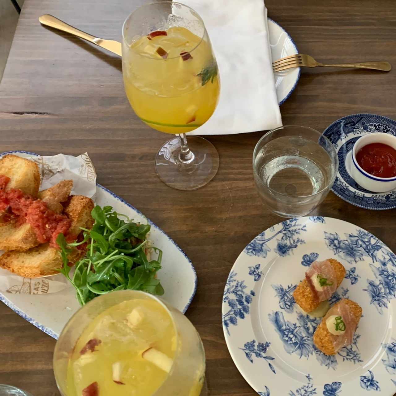 Frittata de vegetales, sangria blanca y croquetas de jamón