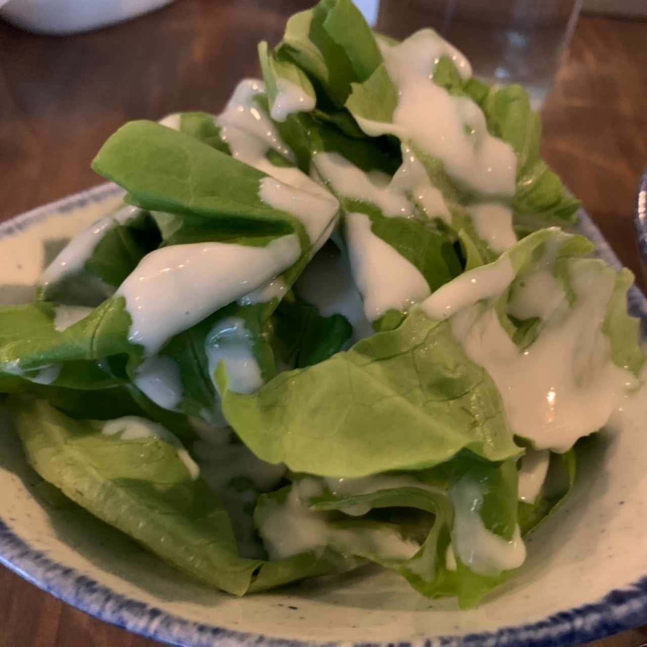 Ensalada con aderezo de yogúr griego