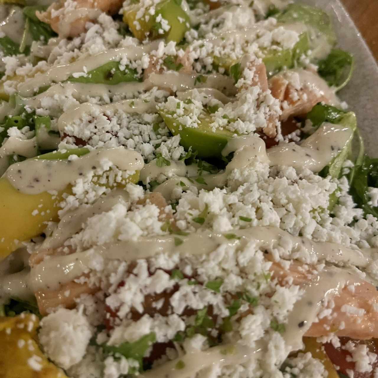Ensalada de aguacate con salmon 