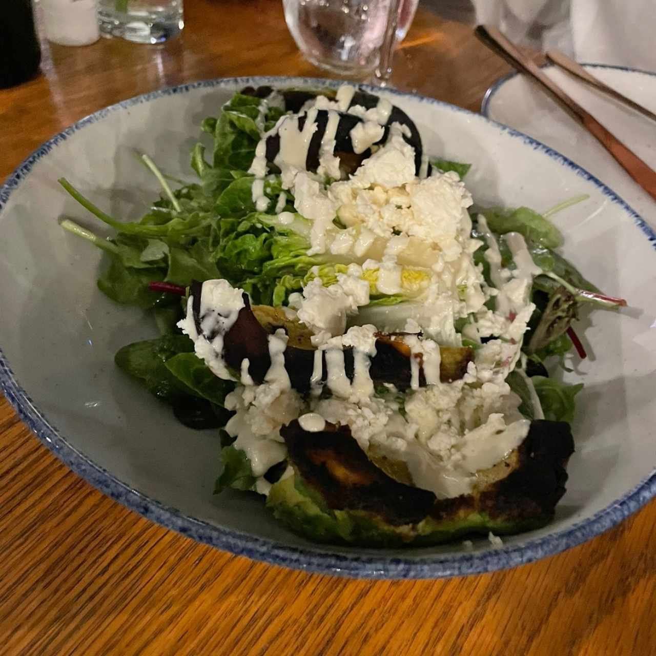 ensalada con aguacate al grill