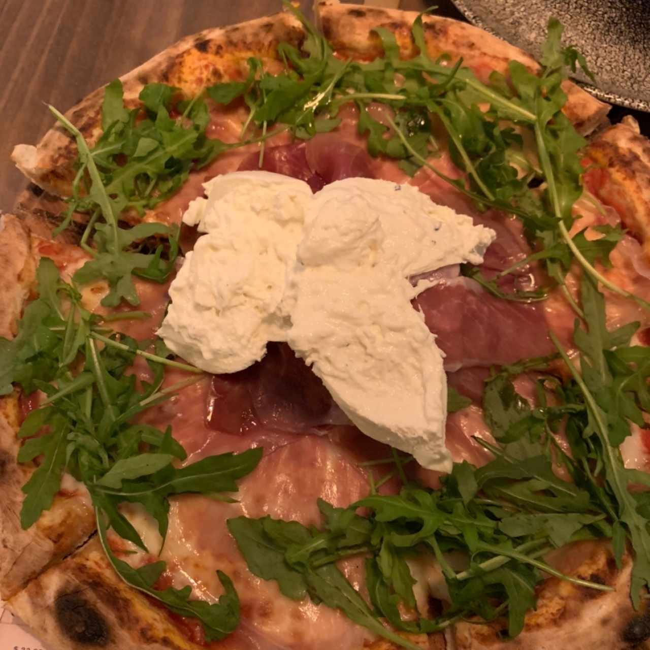 pizza de burrata con prosciuto