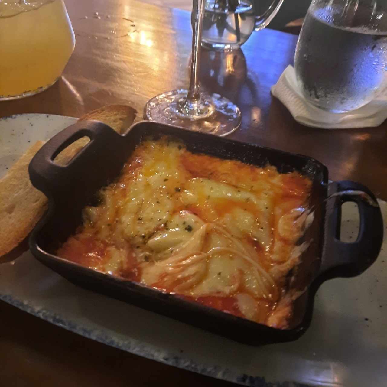 queso fundido con tomates