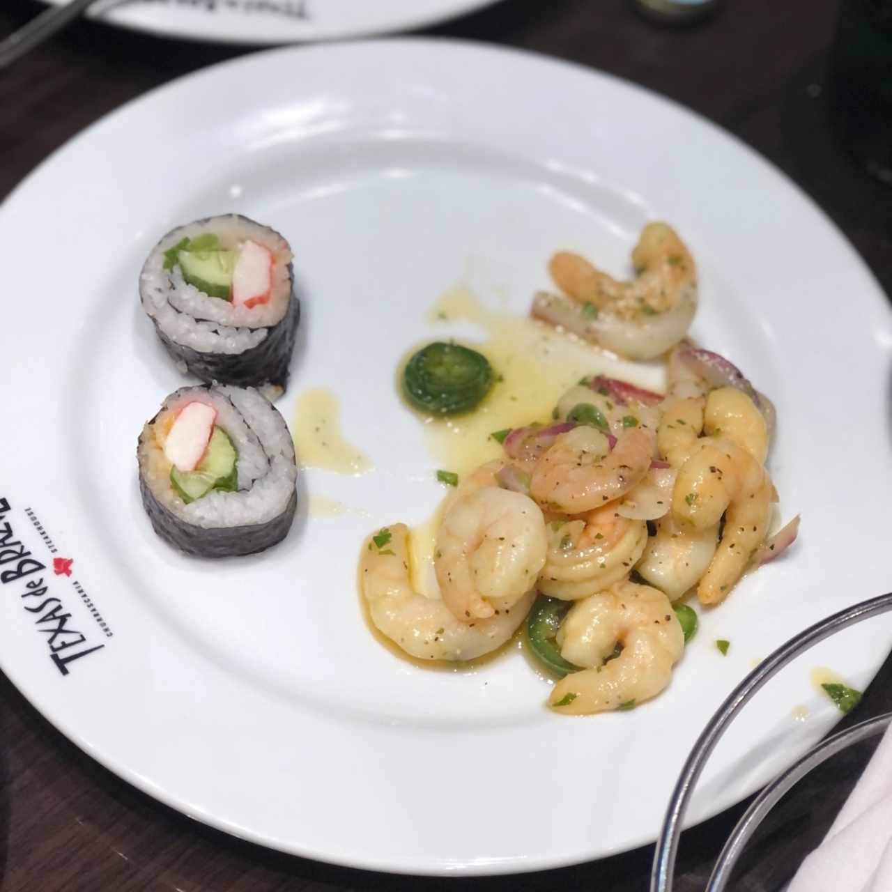 ensalada de camarones y rollos de cangrejo 