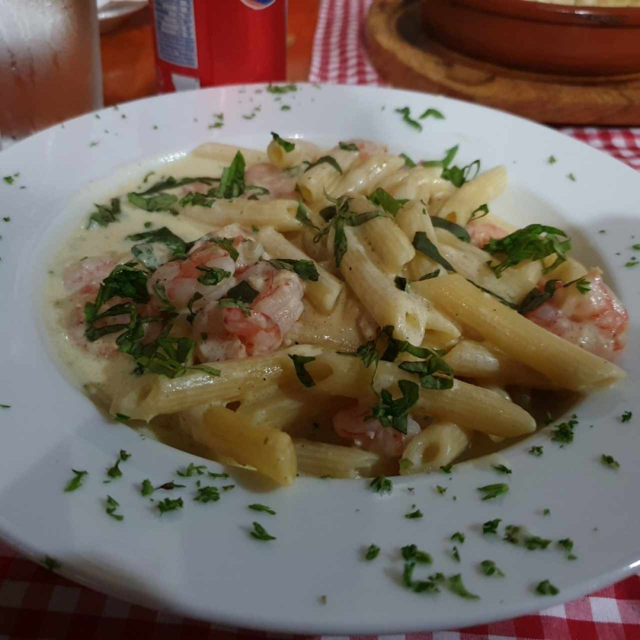 Penne en salsa blanca con camarones