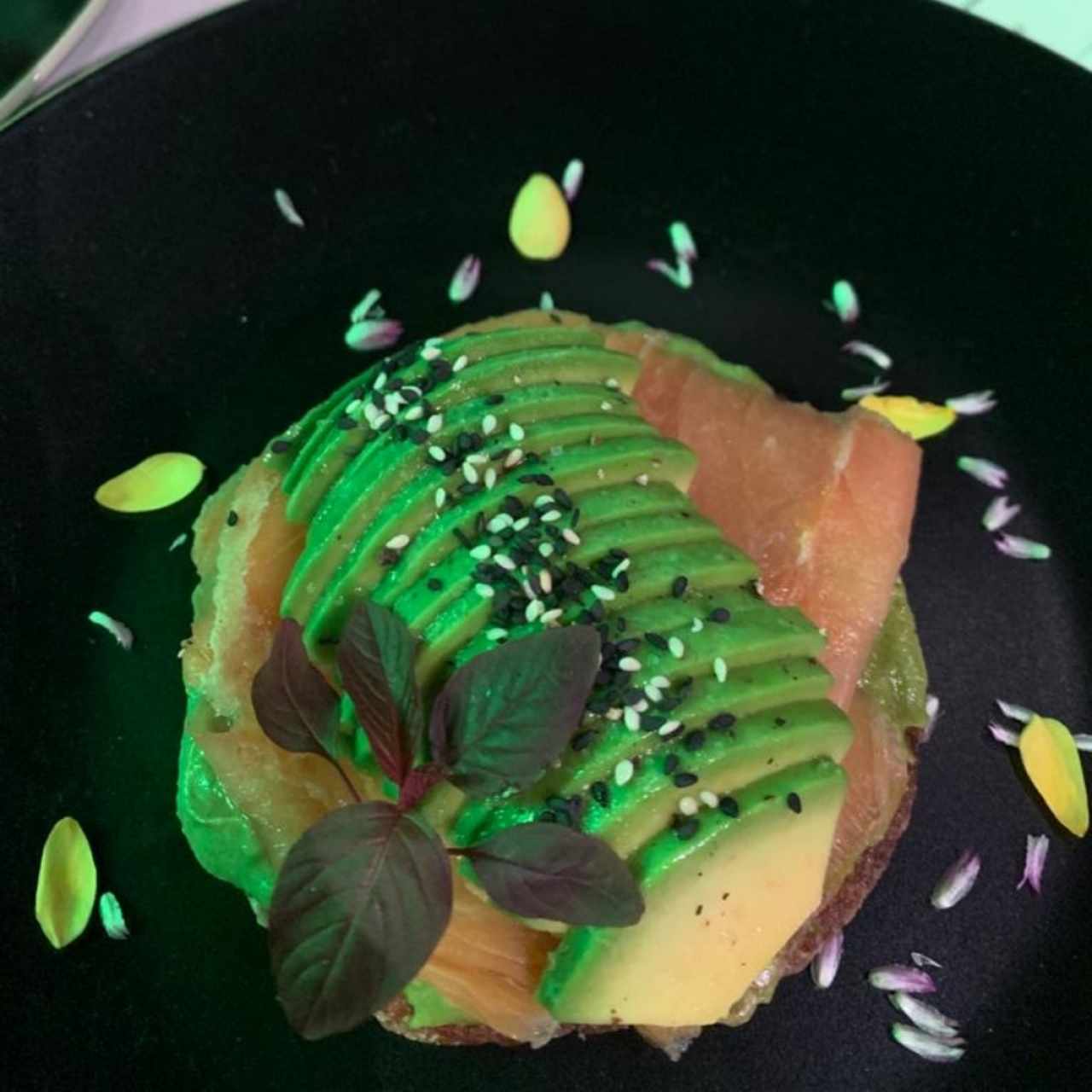 Tostada con Salmon y Avocado