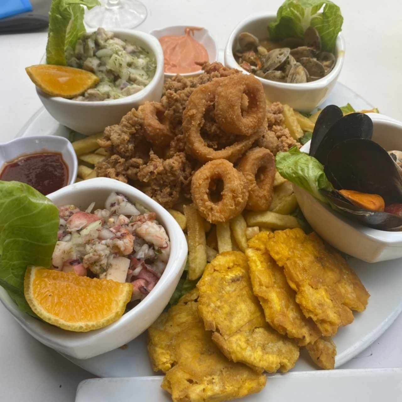 Mixto de Mar - Almejas al Ajillo, Tempura de Camarones, Arañitas, Calamares, Ceviche de Corvina, Patacones y Papas Fritas